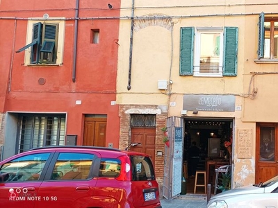 Negozio/Locale commerciale in Affitto in Borgo XX Giugno a Perugia