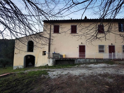 Colonica in Via Rio in zona Stazione Masotti a Serravalle Pistoiese