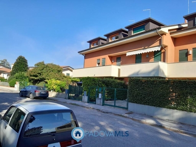Villa a schiera in Via Trasimeno in zona San Domenico a Selvazzano Dentro