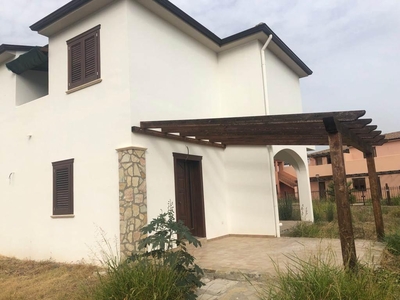 Villa bifamiliare in vendita a Campofelice Di Roccella