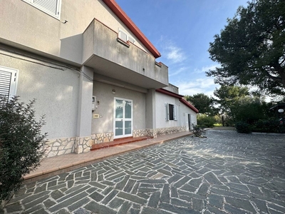 Villa bifamiliare in Vendita a Taranto, 219'000€, 360 m²