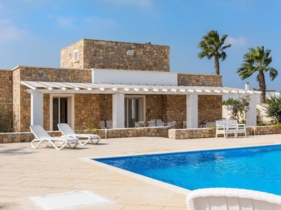 Villa indipendente per 10 persone con piscina privata a 950 m dal mare