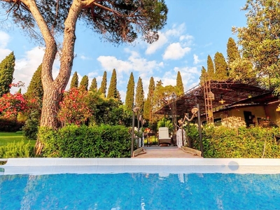 Accogliente casa a Pescia con giardino, piscina e barbecue