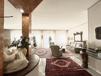 Appartamento a Piacenza, 9 locali, 2 bagni, arredato, 232 m², 1° piano