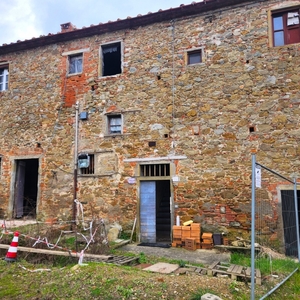 Casa semindipendente ad Arezzo, 10 locali, 2 bagni, giardino privato