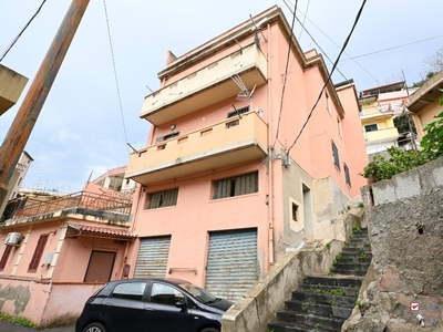 Quadrilocale in Via Pietro Castelli, Messina, 1 bagno, 90 m², 2° piano