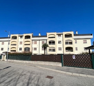 Trilocale in Via P. Nenni, Pozzo d'Adda, 1 bagno, posto auto, 100 m²