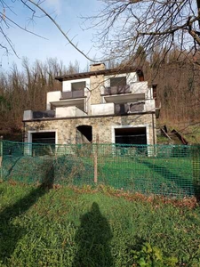 Villa Bifamiliare in Vendita ad Barga - 160000 Euro