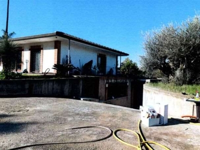 Villa in Via Nascosa Podere 155, Latina, 4 locali, giardino privato