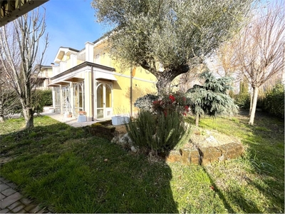 Villa in Via Ramazzini, Carpi, 5 locali, 2 bagni, giardino privato