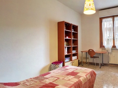 Accogliente camera in appartamento con 4 camere da letto a Novoli, Firenze