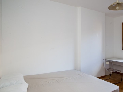 Camera doppia in appartamento con 5 camere da letto a Gratosoglio, Milano