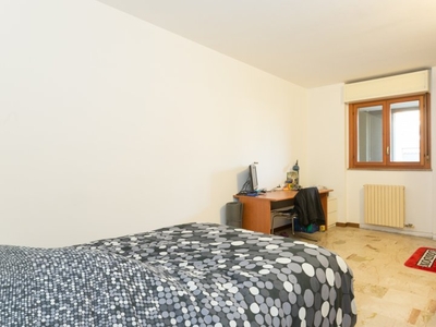 Camera in appartamento con 5 camere da letto a Gratosoglio, Milano