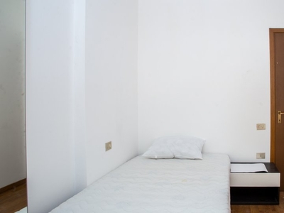Camera privata in appartamento con 5 camere da letto a Gratosoglio, Milano