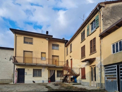Colonica in vendita a Montecalvo Versiggia frazione Frenzo, 17