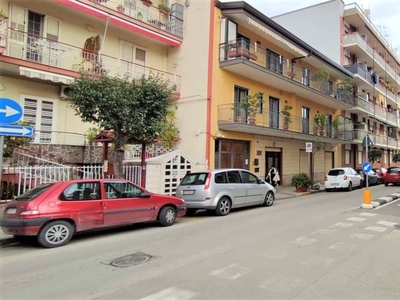 Locale commerciale in vendita a Pomigliano d'Arco