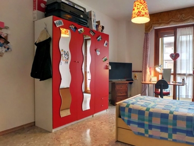 Luminosa camera in appartamento con 4 camere da letto a Novoli, a Firenze
