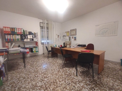 Ufficio di 3 vani /75 mq a Bari - Poggiofranco (zona Bar Lucarelli)