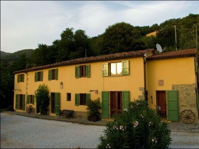 Casa indipendente in vendita a Massa E Cozzile