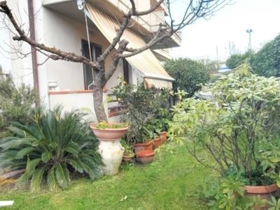Villa a Schiera di Testa in vendita a Massa via Fossone,