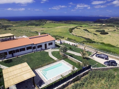 Villa di lusso in Sardegna con piscina e vista spettacolare sul mare di Stintino