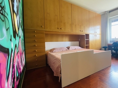 Camera in affitto in appartamento con 4 camere da letto a Milano