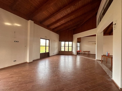 Appartamento in Affitto a Catanzaro, zona Barone, 3'800€, 400 m²
