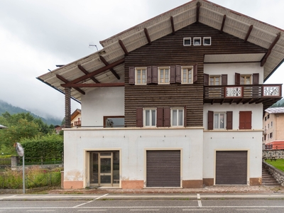 Casa Gurekian con due appartamenti e negozi