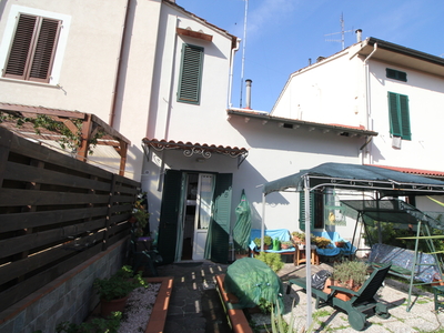 Casa indipendente con giardino in via dei gobbi, Prato