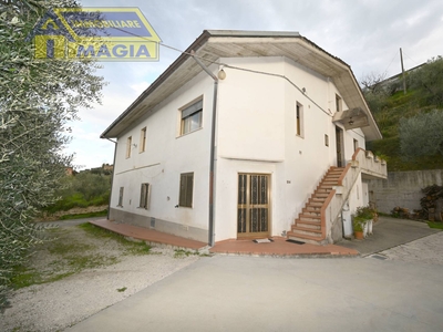 Casa indipendente con terrazzo a Ascoli Piceno