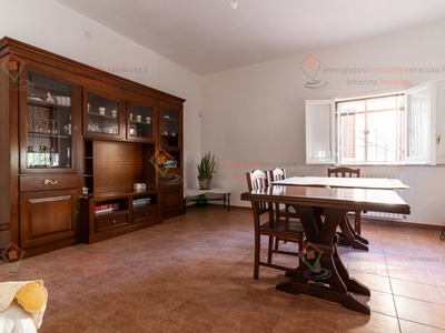 Casa Indipendente in Vendita a Siracusa, zona Tunisi Grottasanta, 297'000€, 180 m², arredato, con Box