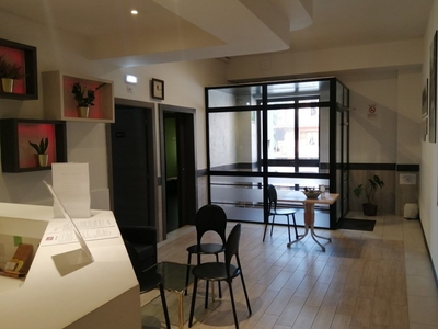 Immobile commerciale in Affitto a Reggio Emilia, zona Emilia all'Angelo, 2'200€, 356 m², arredato