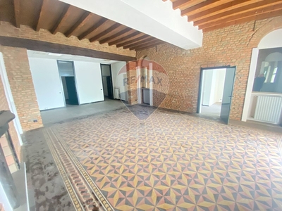 Immobile commerciale in Vendita a Pavia, zona Centro Storico, 320'000€, 250 m²