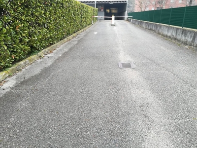 PORDENONE in parcheggio coperto di via Goldoni (zona Interporto - Centro Ingrosso) GARAGE con basculante motorizzato. € 14.500.