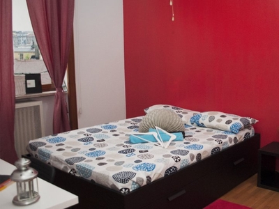 Stanza in affitto in appartamento con 5 camere da letto a Loreto, Milano