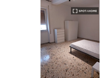 Stanze in affitto in un appartamento con 4 camere da letto a Roma