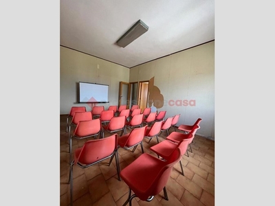 Ufficio in Affitto a Arezzo, 1'200€, 150 m²