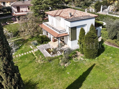 Villa a Padenghe sul Garda in Via G.Pascoli