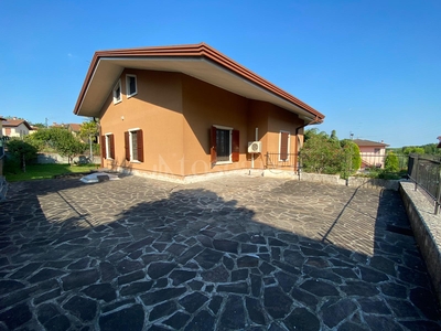 Villa a Pozzolengo in Località mondotella, Centro Storico