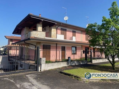 Villa con terrazzo a Palazzolo sull'Oglio