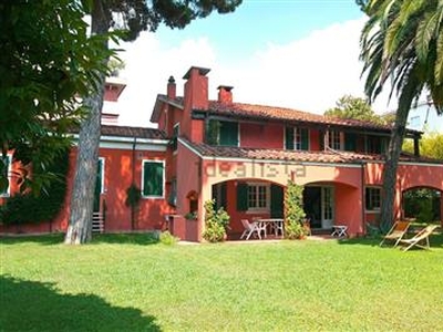 Villa in buono stato di 400 mq. a Avenza