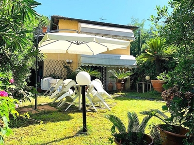 Villa in Vendita a Massa, zona Poveromo, 530'000€, 92 m², arredato
