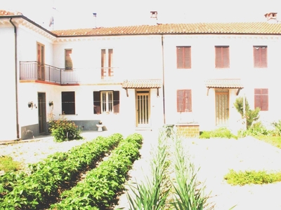 Ozzano Monferrato bifamilare indipendente con giardino.