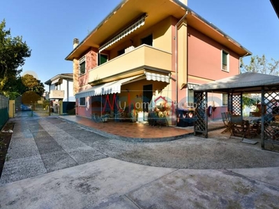 Villa in ottime condizioni, in vendita in Via Castelfranco, Padova