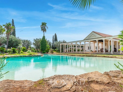 Affascinante proprietà con piscina, parco privato e tre laghi artificiali in vendita in provincia di Taranto