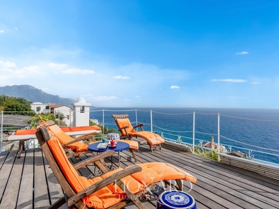 Lussuosa proprietà con piscina, terrazza panoramica e jacuzzi in vendita a Conca dei Marini, perla della Costiera Amalfitana