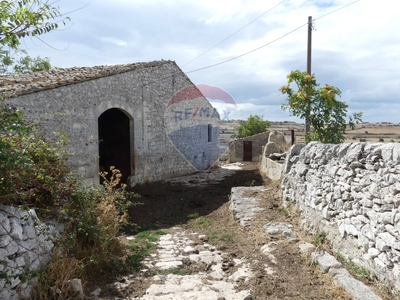 Rustico a Ragusa, 10 locali, 2 bagni, giardino privato, con box