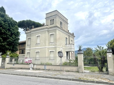 Villa a Castel Gandolfo in Viale Bruno Buozzi