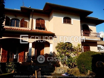 Villa in Vendita in Via Pelucara a Carrara