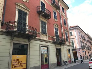 Alessandria centro appartamento signorile in stabile d'epoca